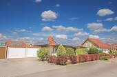 Blick auf das Haus und die 2 Garagen - 