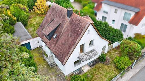 Drohne 1 - Charmantes Einfamilienhaus mit großem Entwicklungspotenzial in Schwalbach am Taunus