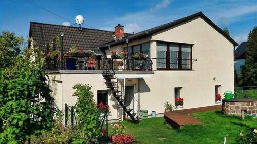 Hausansicht - Ihr neues Zuhause mit Pool und Garten!