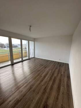 Wohnzimmer - Waldsassen! Sanierte 3-Zimmer-Wohnung mit Balkon WE12