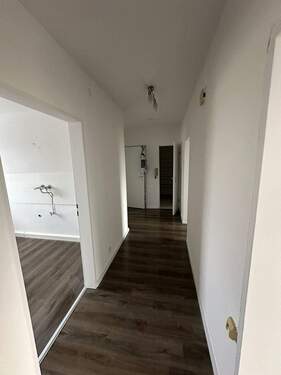 Flur mit Blick Richtung Eingangstür - Etagenwohnung mit 75,00 m&sup2; in Waldsassen zur Miete