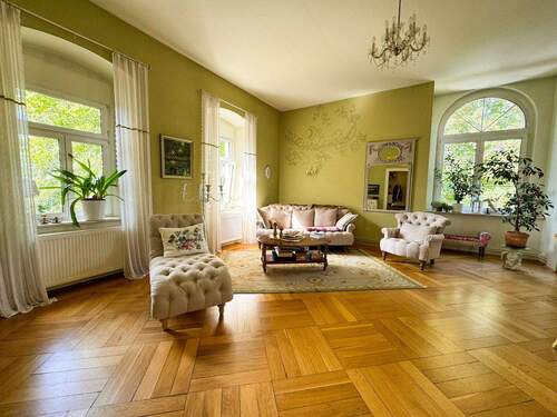 Wohnzimmer mit Sessel und Dekoration - 