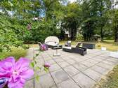 Große Gartenterrasse mit Loungemöbeln - 