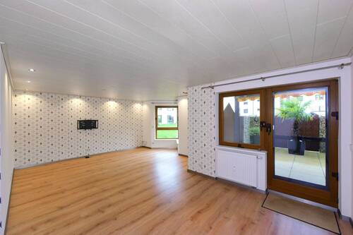 Wohnzimmer - Sehr gepflegte 4,5 Zimmerwohnung mit Stellplatz