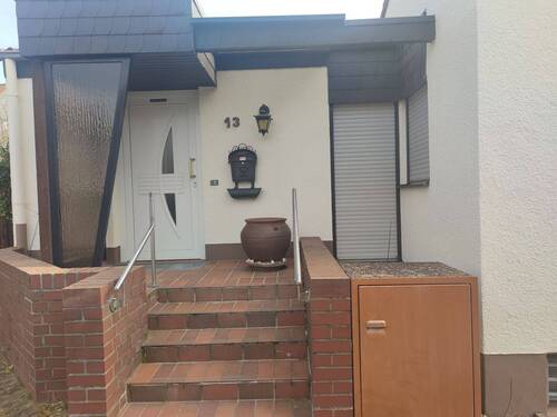 Eingang zum Treptower Weg 13 - 6 Zimmer Doppelhaushälfte in Meckenheim