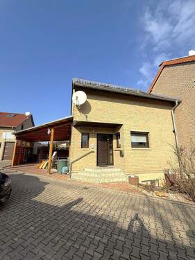 Vorderansicht - TOP TIPP! EINFAMILIEN-WOHLFÜHLHAUS (REH 7,05m Breite) MIT GARTEN UND CARPORT!