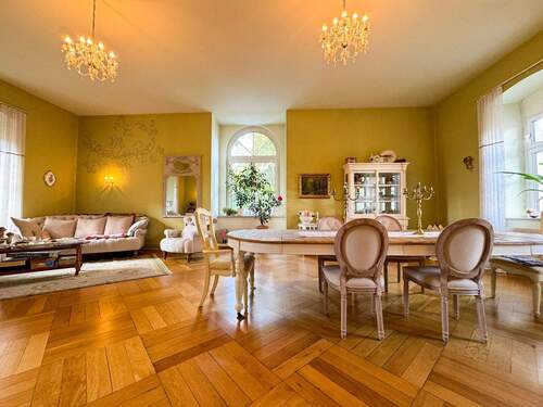 Großzügiges Esszimmer mit Parkettboden - 