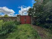 Historisches Hoftor mit Natursteinmauer - 