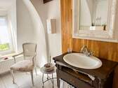Badezimmer mit Waschtisch und Spiegel - 