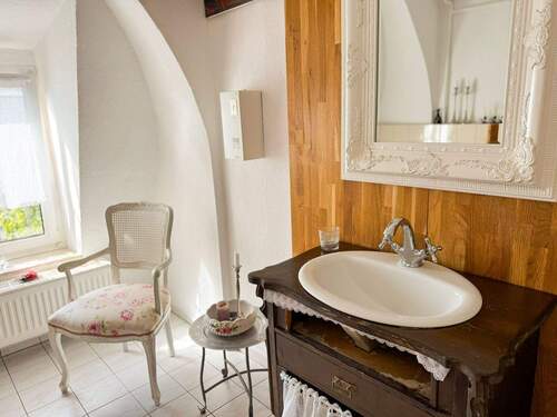 Badezimmer mit Waschtisch und Spiegel - 