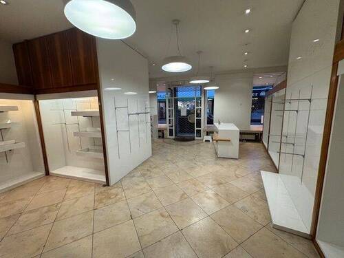 Blick durch den Laden - 