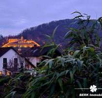 BERK Immobilien - Leben mit Aussicht - Idyllisches Grundstück mit Weitblick über Weinberge und Burgkulisse - Klingenberg am Main Trennfurt
