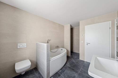 Badezimmer mit Dusche & Badewanne - 