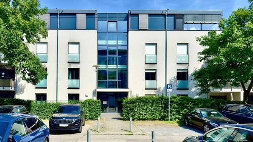 Frontansicht Gebäude - HOCHWERTIG AUSGESTATTETE 3-ZIMMER-WOHNUNG MIT LOGGIA, EBK, STELLPLATZ & ENERGIEEFFIZIENZKLASSE A