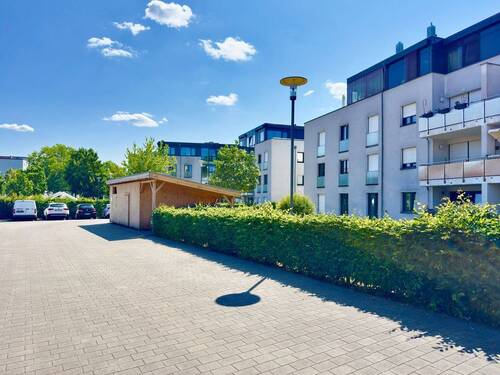 Rückansicht Gebäude und Außenanlage - 3 Zimmer Etagenwohnung in Berlin