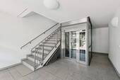Treppenhaus und Fahrstuhl - 