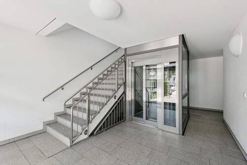 Treppenhaus und Fahrstuhl - 