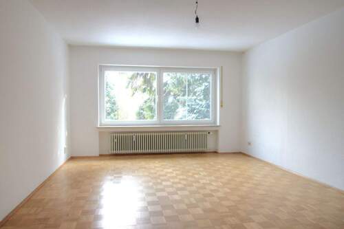 Wohnzimmer mit Licht und Raum - 2 Zimmer Etagenwohnung zur Miete in München