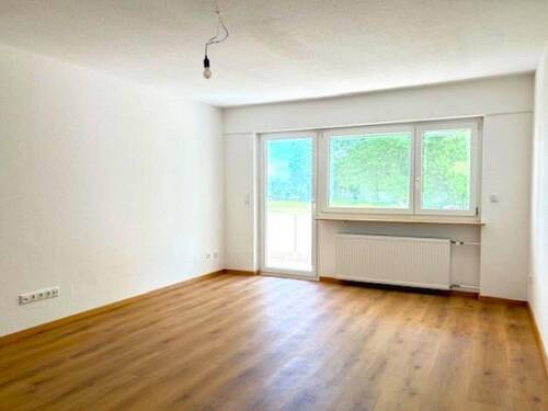 Wohnzimmer leer - 2 Zimmer Etagenwohnung zur Miete in Dreieich