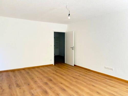 Wohnzimmer leer - 2 Zimmer Etagenwohnung in Dreieich