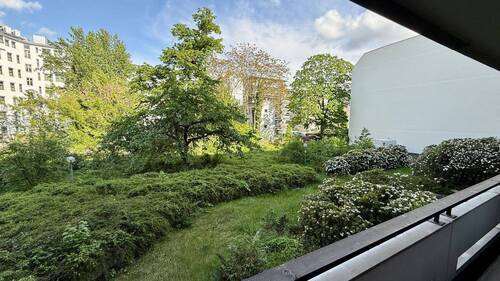 Gartenblick - Brutalismus trifft Lebensqualität: Ruhige 2-Zimmer-Wohnung mit großem Gartenbalkon in der City-West