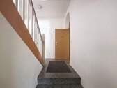 Blick ins Treppenhaus - 9 Zimmer Einfamilienhaus zum Kaufen in Delitzsch
