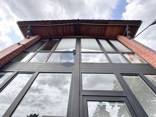 Außenansicht Haupteingang - Barrierefreie Bürofläche im Erdgeschoss in verkehrsgünstiger Lage - Außenstellplatz inklusive