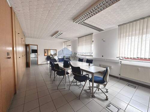 Größeres Hinterzimmer mit Küchenanschluss (3.1) - 3 Zimmer Büro in Garbsen