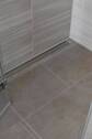 Moderne ebenerdige Dusche - 