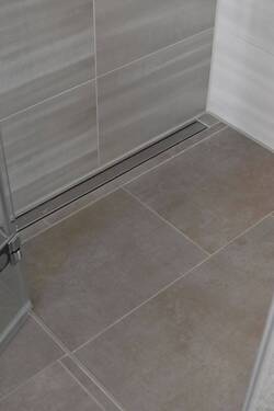 Moderne ebenerdige Dusche - 