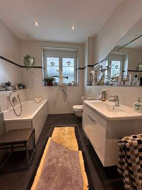 Bad mit Wanne - 