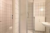 Bad mit Dusche - 