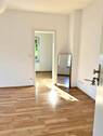 Wohnbereich mit Blick ins Schlafzimmer - 2 Zimmer Etagenwohnung zur Miete in Fürth