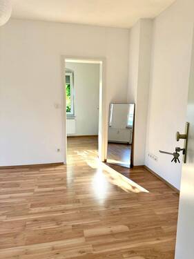 Wohnbereich mit Blick ins Schlafzimmer - 2 Zimmer Etagenwohnung zur Miete in Fürth