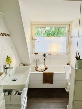 Bad - Badewanne und Fenster - 