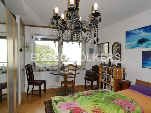 Helles Zimmer mit Zugang zur Küche und zum Wohnzimmer - 4 Zimmer Etagenwohnung in Tübingen