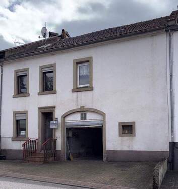 Frontansicht des Hauses - Neue Bilder :PROVISIONSFREI : Ohne-Makler: Renovierungsbedürftiges Einfamilienhaus in Kastel-Staadt