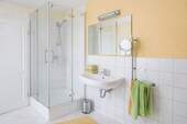 Badezimmer mit Dusche - 