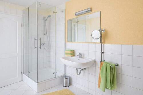 Badezimmer mit Dusche - 
