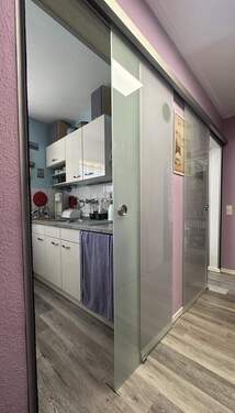 Küche und Bad mit Glasschiebetüren - 