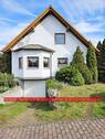 Hausansicht mit Garage - Geräumiges EFH mit Doppelgarage, Keller und Terrasse bei Gera-Aga