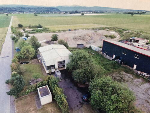 Luftaufnahme - Büro(Wohnung), Werkstatt, Atelier, Ausstellungs-Produktionshalle mit großem Grundstück