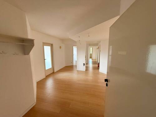 Flur - Attraktive 9-Zimmer-Wohnung mit Einbauküche in zentraler Lage von Gelsenkirchen