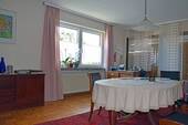 Zimmer 1 im Obergeschoss mit ZUgang auf die Loggia - 