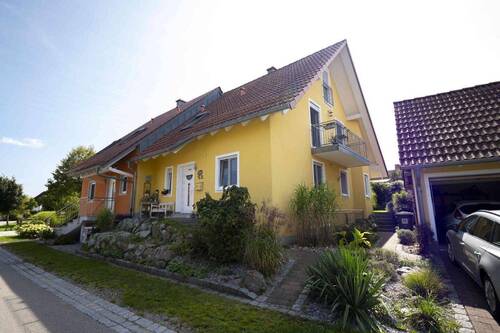 Vorderansicht mit Eingang - 5 Zimmer Doppelhaushälfte zum Kaufen in Pettendorf