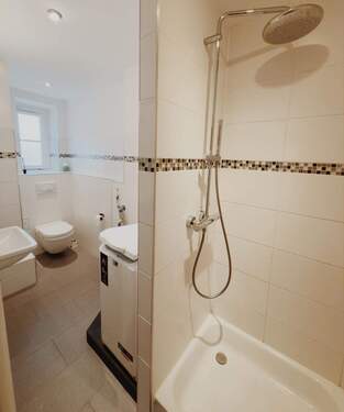 Badezimmer mit Dusche - 
