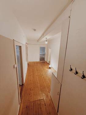 Blick von Wohnungstür in die Wohnung - 