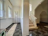 Flur, Garderobe, Treppe zum OG - 