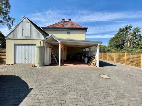 Garage und Carport - 6 Zimmer Mehrfamilienhaus, Wohnhaus in Wunstorf