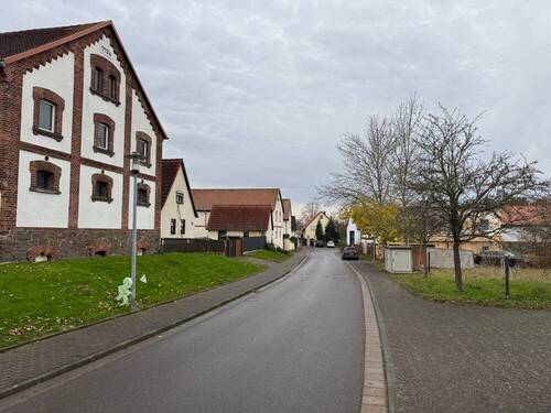 Straßenansicht nach Westen - Grundstück in Rötha / Pötzschau